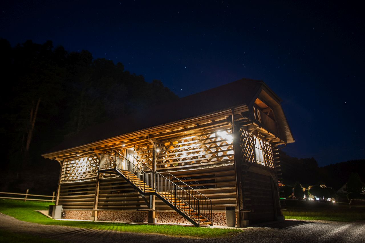 Sprostitev v lesenem zavetju Kozolca Skok Mozirje