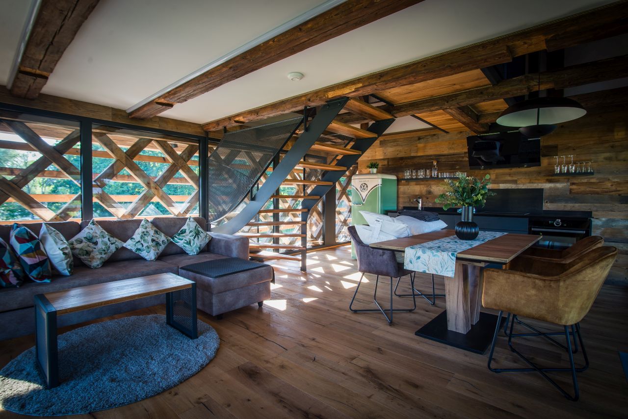 Sprostitev v lesenem zavetju Kozolca Skok Mozirje