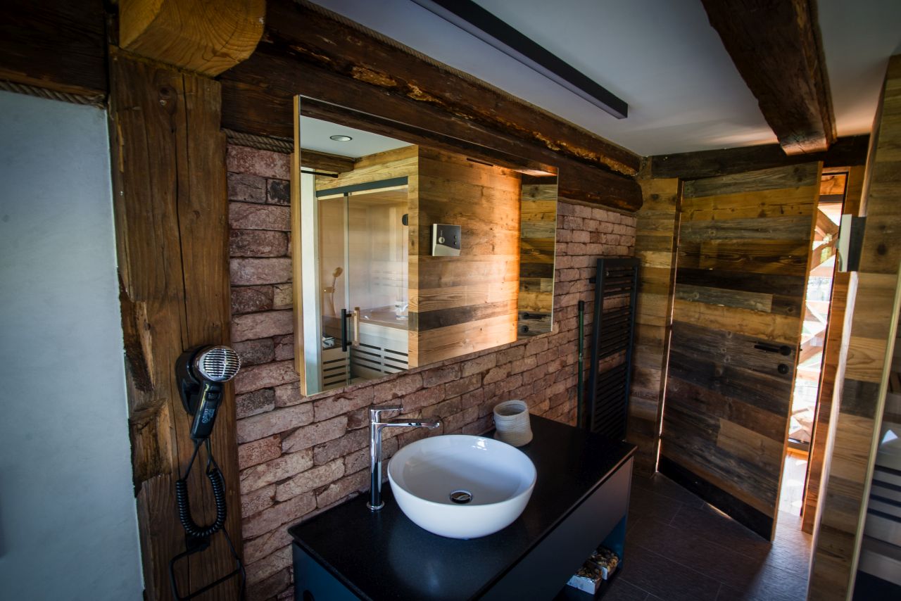 Sprostitev v lesenem zavetju Kozolca Skok Mozirje