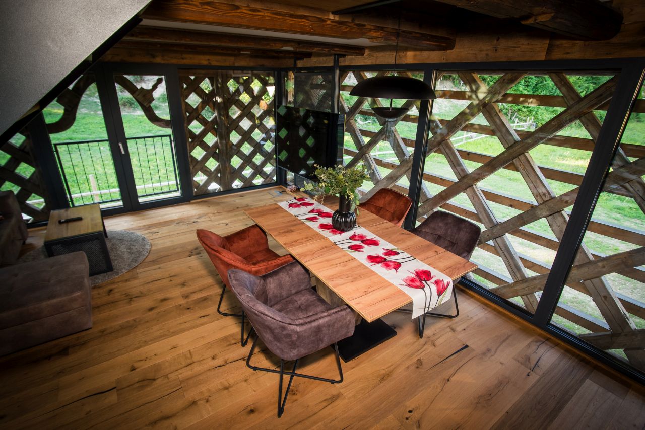 Sprostitev v lesenem zavetju Kozolca Skok Mozirje