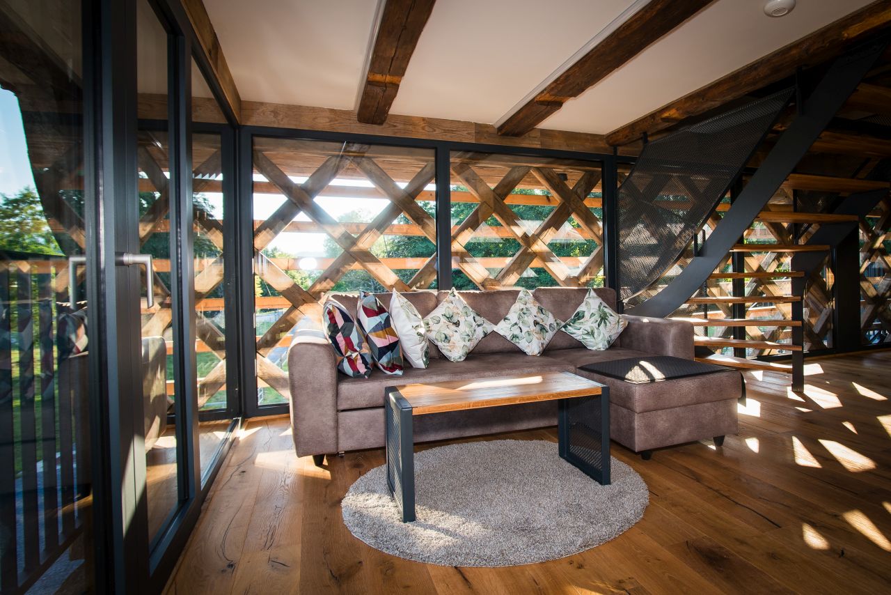 Sprostitev v lesenem zavetju Kozolca Skok Mozirje