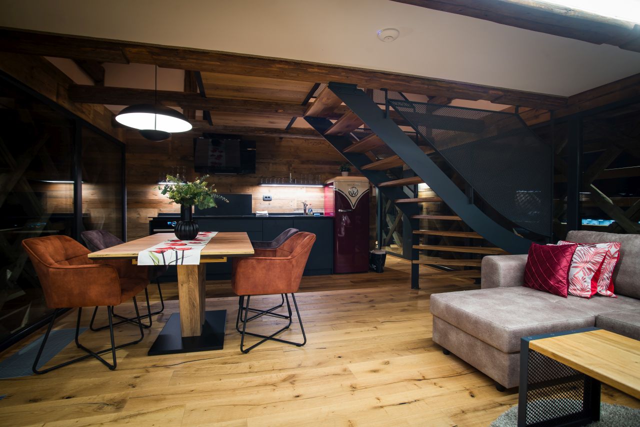 Sprostitev v lesenem zavetju Kozolca Skok Mozirje